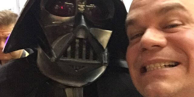 Avslutar dagen med en selfie tillsammans med Herr Vader. Han hade lite astma lät det som. Jo, följ även @sabatonofficial som i dag gjort debut på Instagram. Kommer nog en hel del bus där framöver